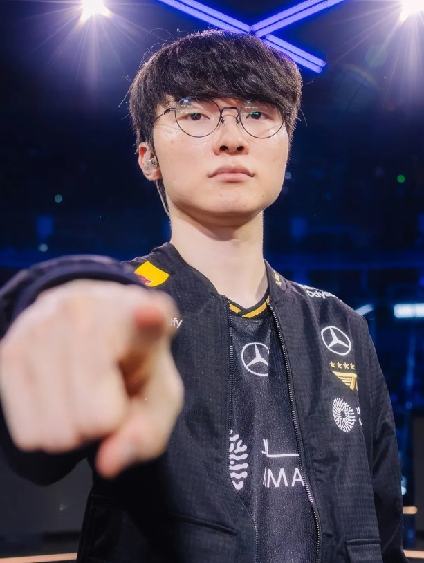 赛事官方分享Faker历年S赛决赛阶段照片：GOAT